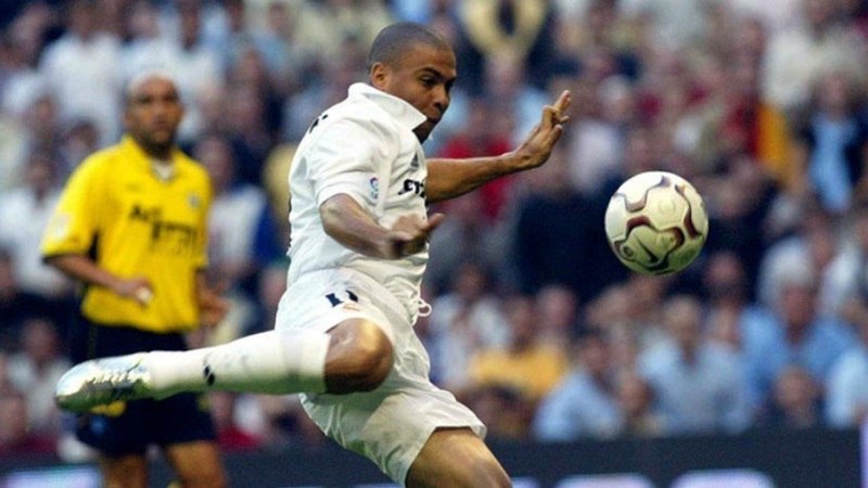 Ronaldo Nazário trong màu áo của Real Madrid