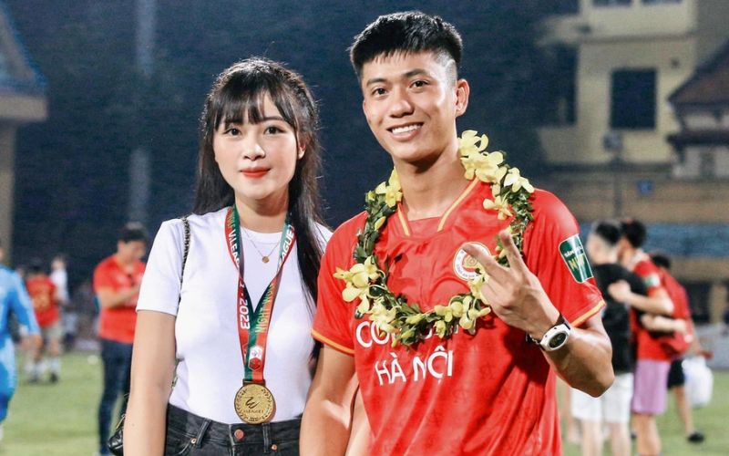 Chân sút hạnh phúc bên vợ đẹp Võ Nhật Linh