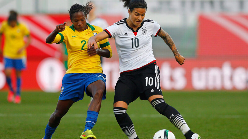 Khoảnh khắc Dzsenifer Marozsán dẫn bóng đầy tự tin trên sân cỏ