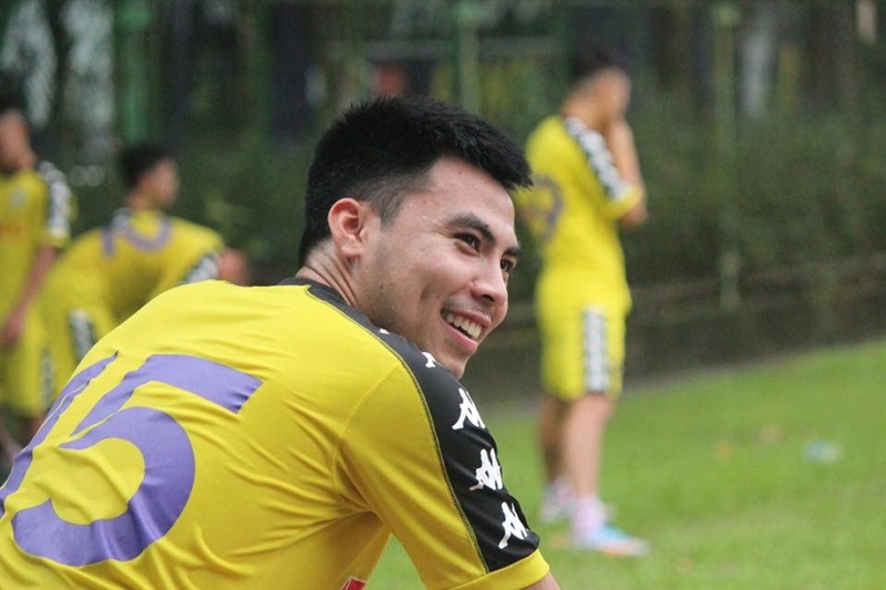 Khoảnh khắc trên sân tập luyện của chàng trai người Hải Dương