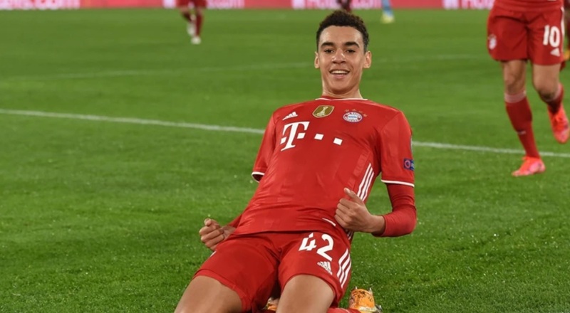 Màn ăn mừng của cầu thủ trẻ trên sân cỏ