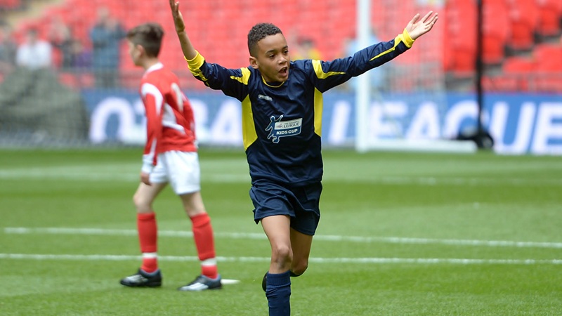 Musiala và hình ảnh thời niên thiếu khi chơi bóng tại Anh