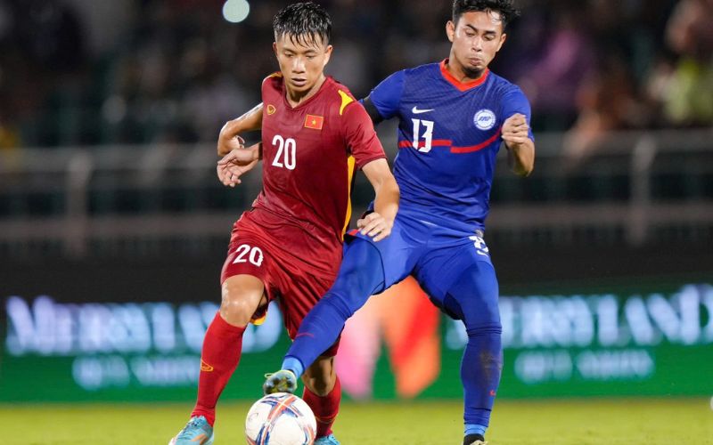 Ngôi sao trẻ rê bóng khiến hàng thủ đối phương chao đảo