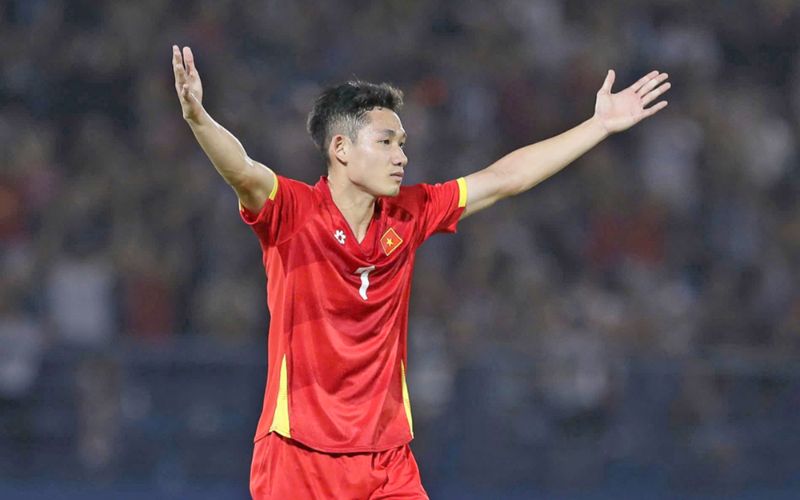 Nguyễn Hai Long sút phạt siêu phẩm mở tỷ số trận Việt Nam-Campuchia
