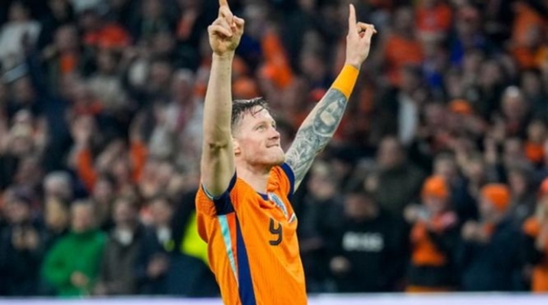 Wout Weghorst ăn mừng bàn thắng