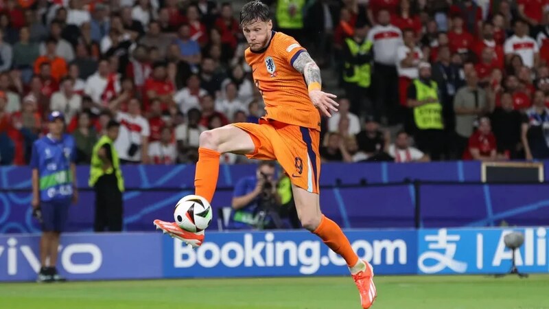 Wout Weghorst với phong cách thi đấu đầy máu lửa