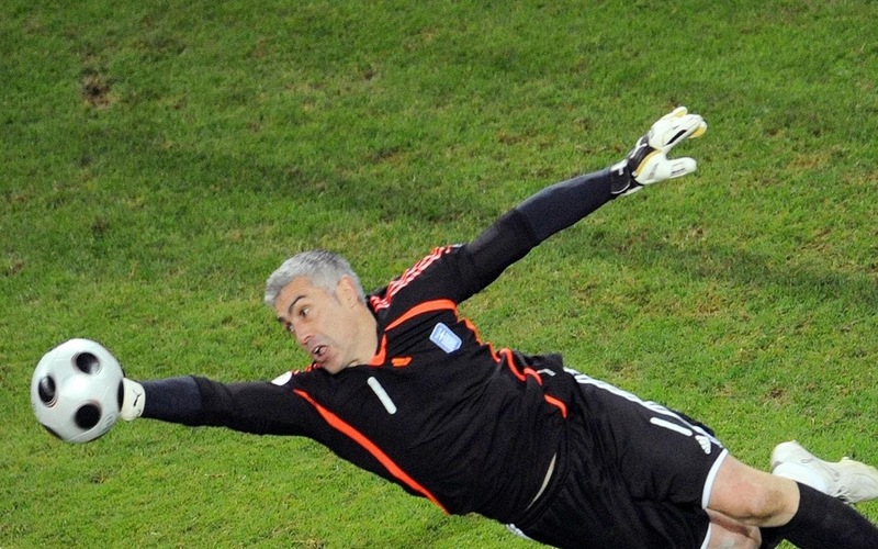 Antonis Nikopolidis sở hữu lối chơi mạnh mẽ 