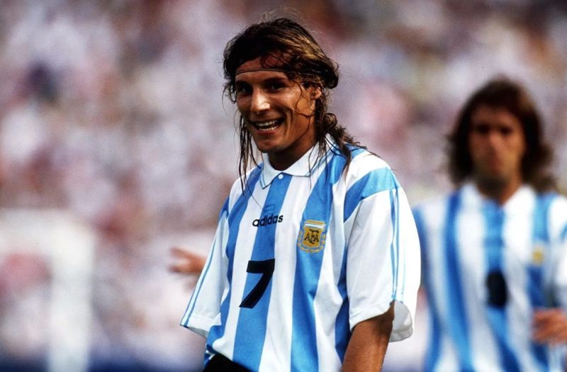 Anh nổi bật với mái tóc dài lãng tử và những pha bứt tốc khiến hàng thủ đối phương choáng váng