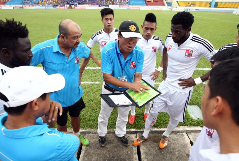 Dạy bóng đá bằng đạo đức, tâm huyết và tình người