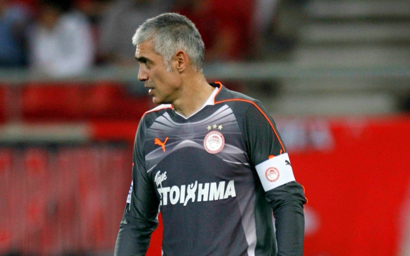 Phong thái lạnh lùng và điềm tĩnh giúp anh trở thành chốt chặn tin cậy trong khung gỗ 