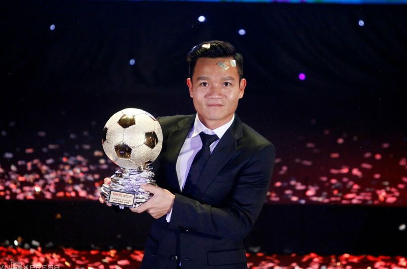 Anh nổi bật với khả năng cầm nhịp trận đấu và tạo cơ hội ghi bàn cho đồng đội