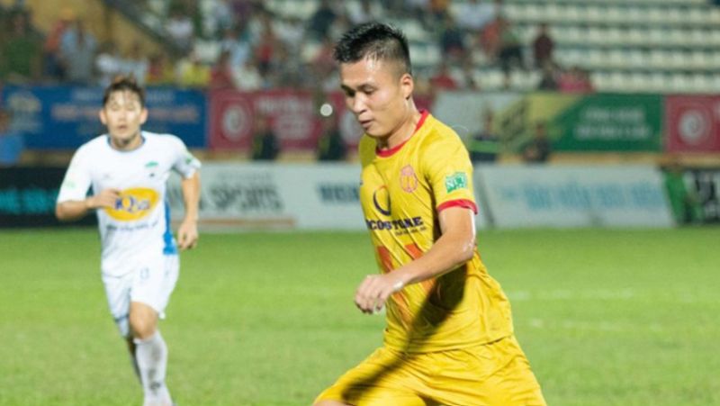 Anh nổi bật với khả năng phòng ngự chắc chắn và tinh thần thi đấu mạnh mẽ