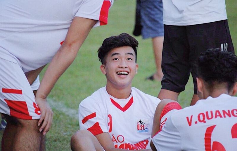 Anh nổi bật với tốc độ, kỹ thuật cá nhân tốt và khả năng dứt điểm đa dạng