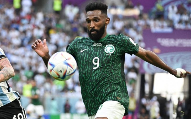 Firas Al-Buraikan là tuyển thủ nổi bật trên hàng công