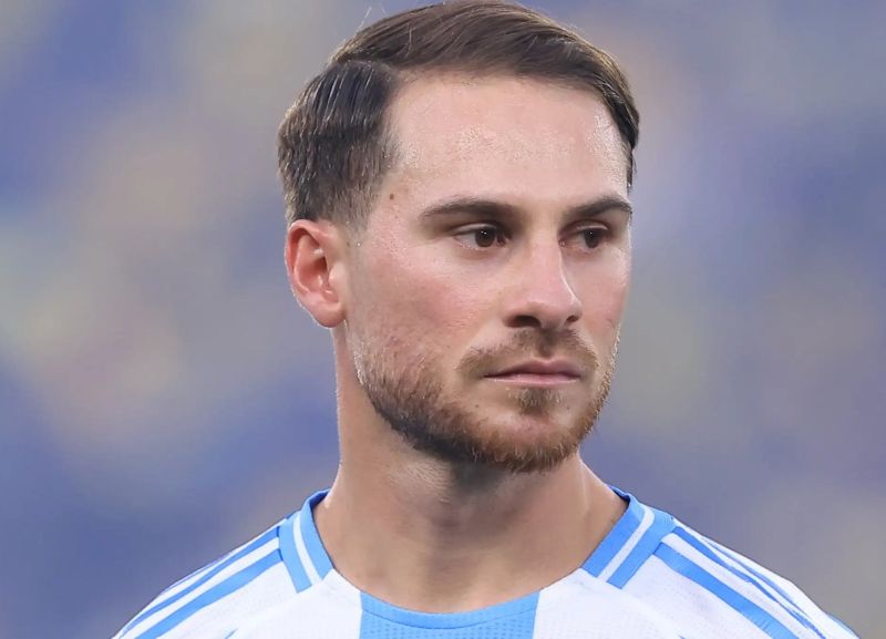 Alexis Mac Allister là tiền vệ người Argentina hiện khoác áo Liverpool và đội tuyển quốc gia