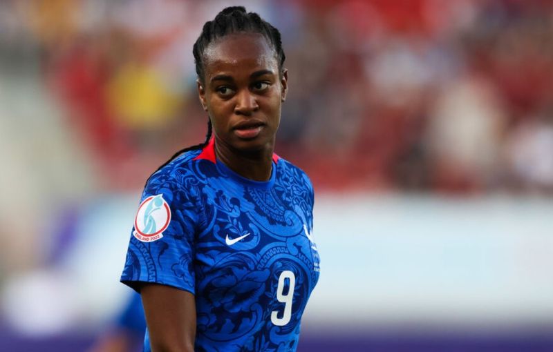 Marie-Antoinette Katoto nổi bật với khả năng dứt điểm đa dạng và phong cách thi đấu mạnh mẽ