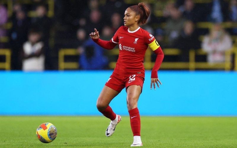 Taylor Hinds được người hâm mộ yêu mến bởi phong cách giản dị